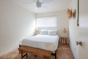 2 bedrooms, iron/ironing board, WiFi, bed sheets - Surf's Up Sanctuary: Ultimate Beachfront Getaway in Mission Beach (San Diego)