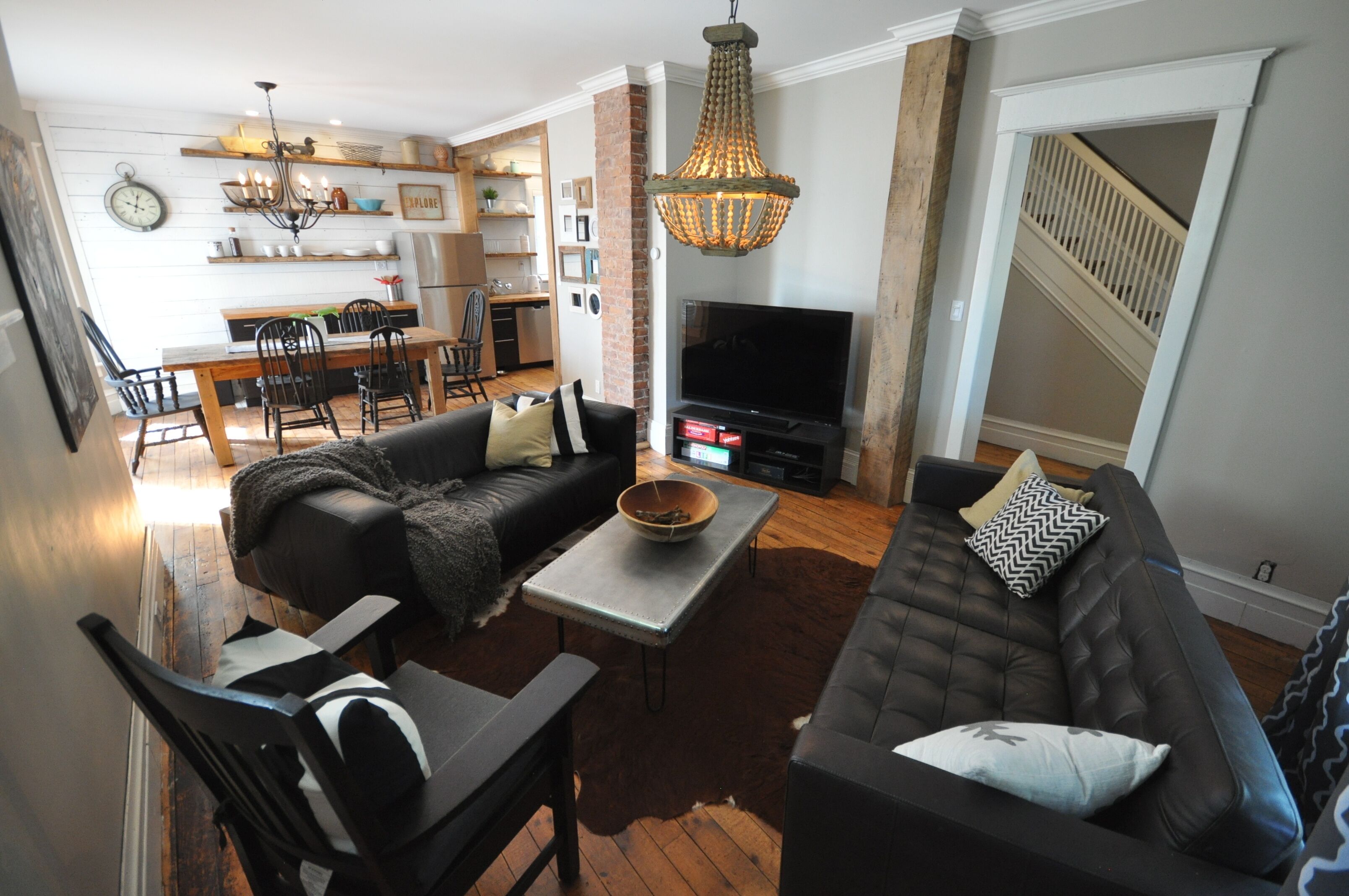 Smart-TV, Kamin, Bücher