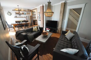 Smart TV, chimenea y libros 