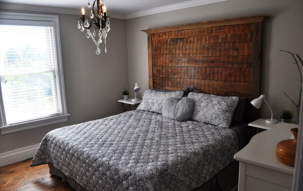 3 habitaciones, tabla de planchar con plancha y cuna de viaje 