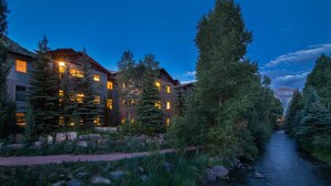 A lodge with multiple buildings, a river, and surrounding trees. - Luxurious Private Pet-Friendly River Club Residence (Telluride)
