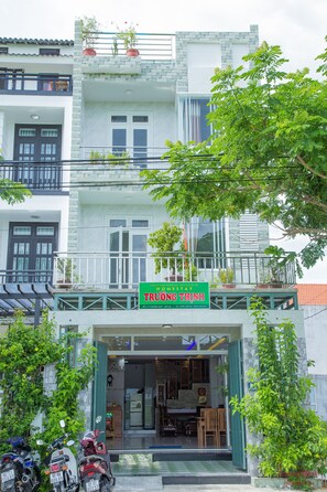 A hotel with a signboard, a balcony, and a door. - Truong Thinh Homestay (Da Nang)