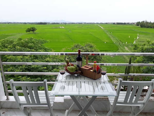 Superior Double Room, 1 King Bed, Private Bathroom, Garden View | Balcony - Truong Thinh Homestay (Da Nang)