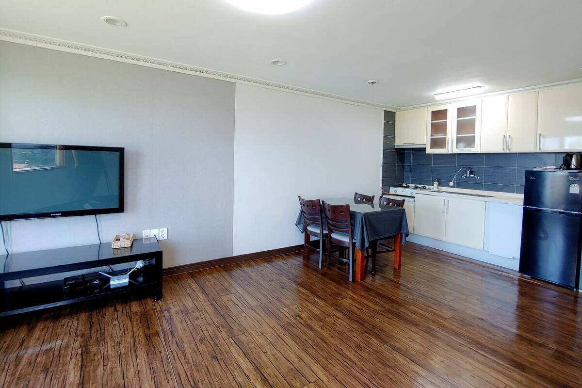 Eine moderne Wohnung mit Wohnzimmer, Essbereich und Küche.