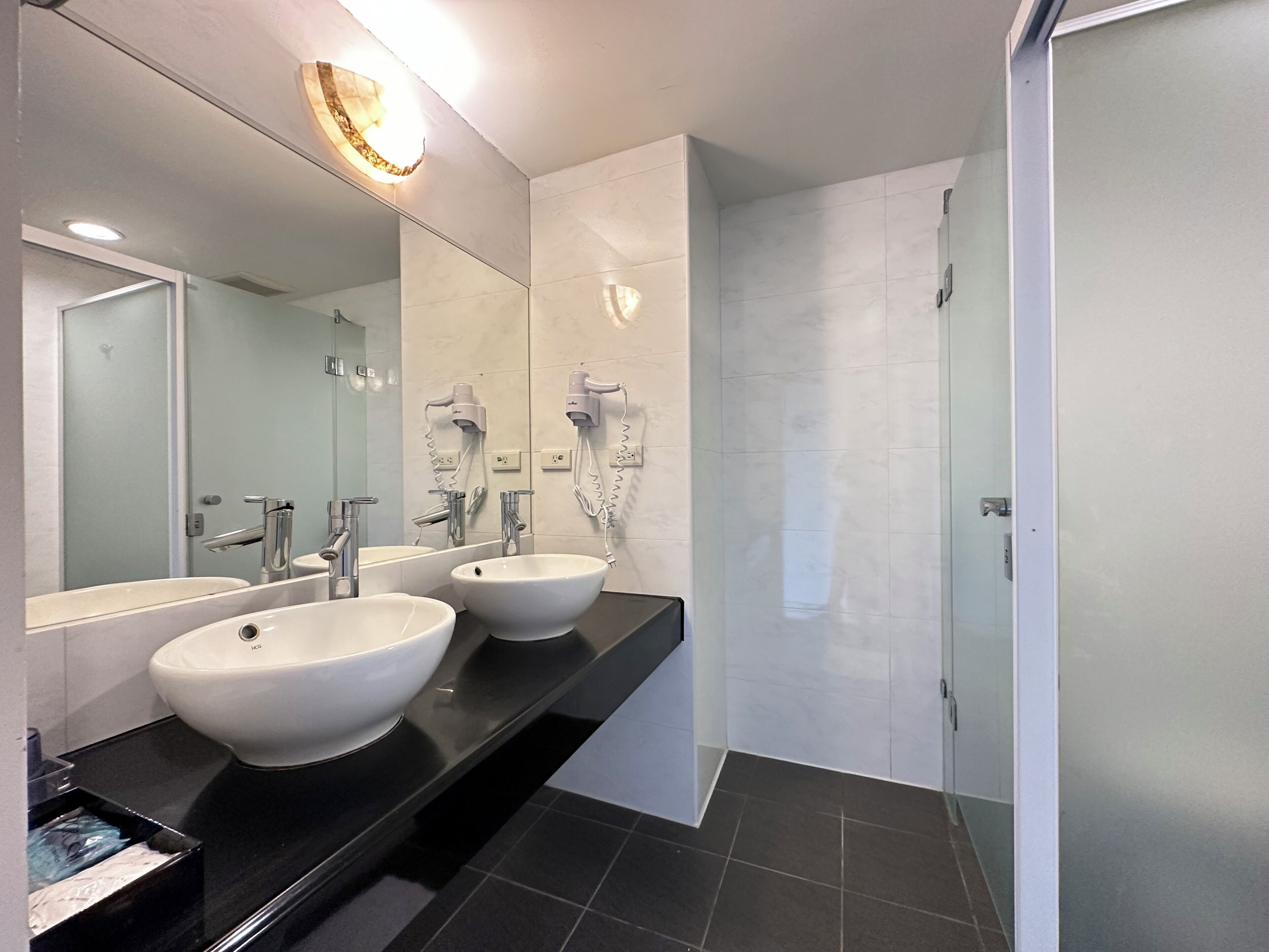 standard quadruple room | bathroom | shower, free toiletries, hair dryer, slippers