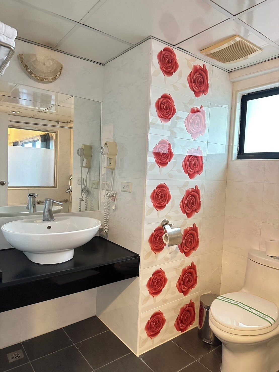 deluxe double room | bathroom | shower, free toiletries, hair dryer, slippers