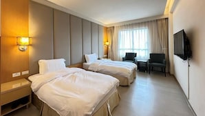 Cortinas blackout, tabla de planchar con plancha y ropa de cama