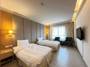 Blackout drapes, iron/ironing board, bed sheets - CHIENTAN Youth Hotel (Taipei)