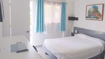 Cofres nos quartos, escrivaninha, espaço de trabalho para notebook