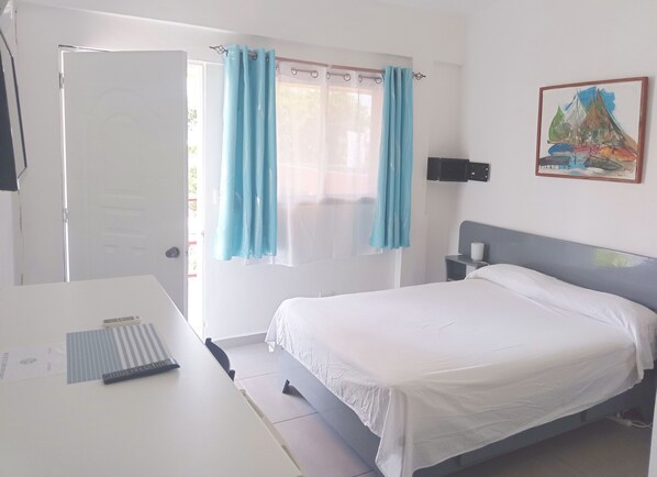 Caja de seguridad en la habitación y escritorio 