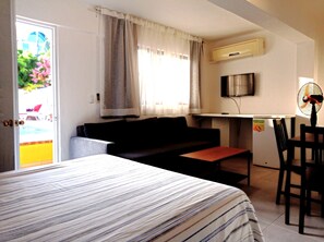 Habitación doble clásica, 1 cama matrimonial y sofá cama, acceso a la alberca, vista a la alberca | Caja de seguridad en la habitación y escritorio 