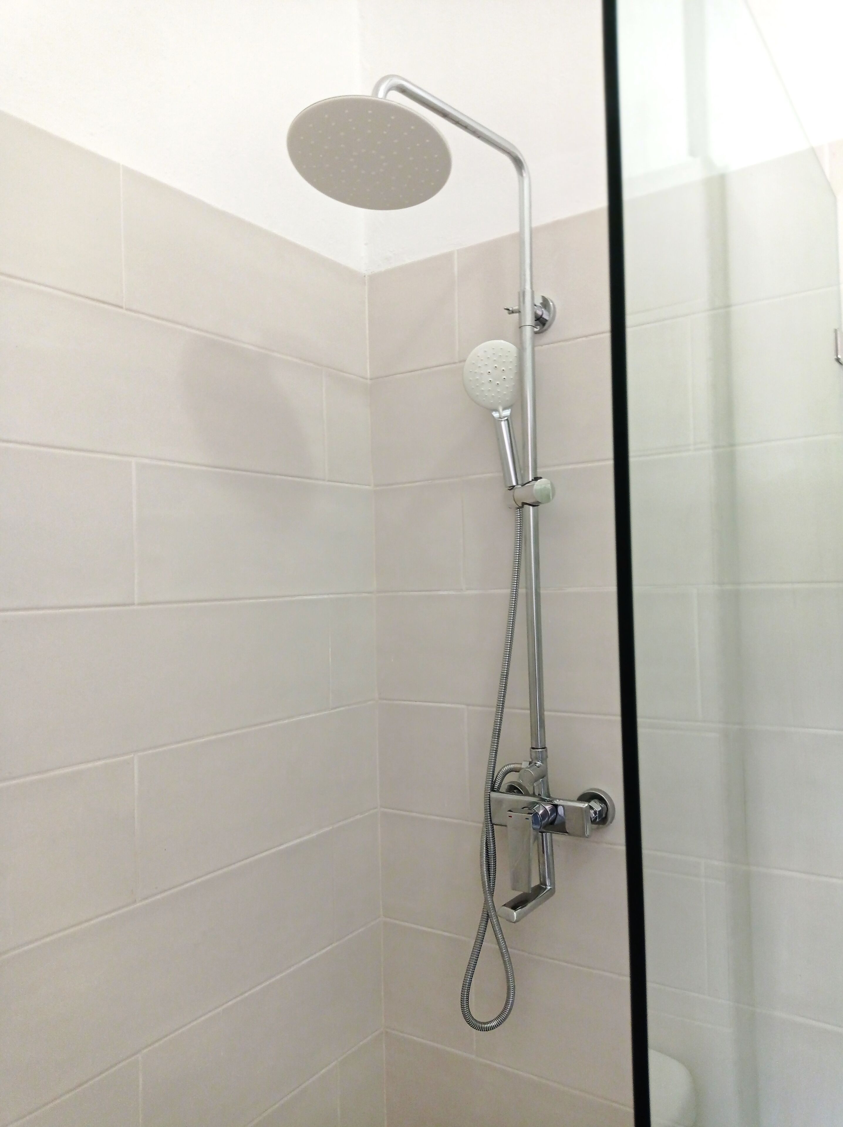 shower, rainfall showerhead, free toiletries, towels