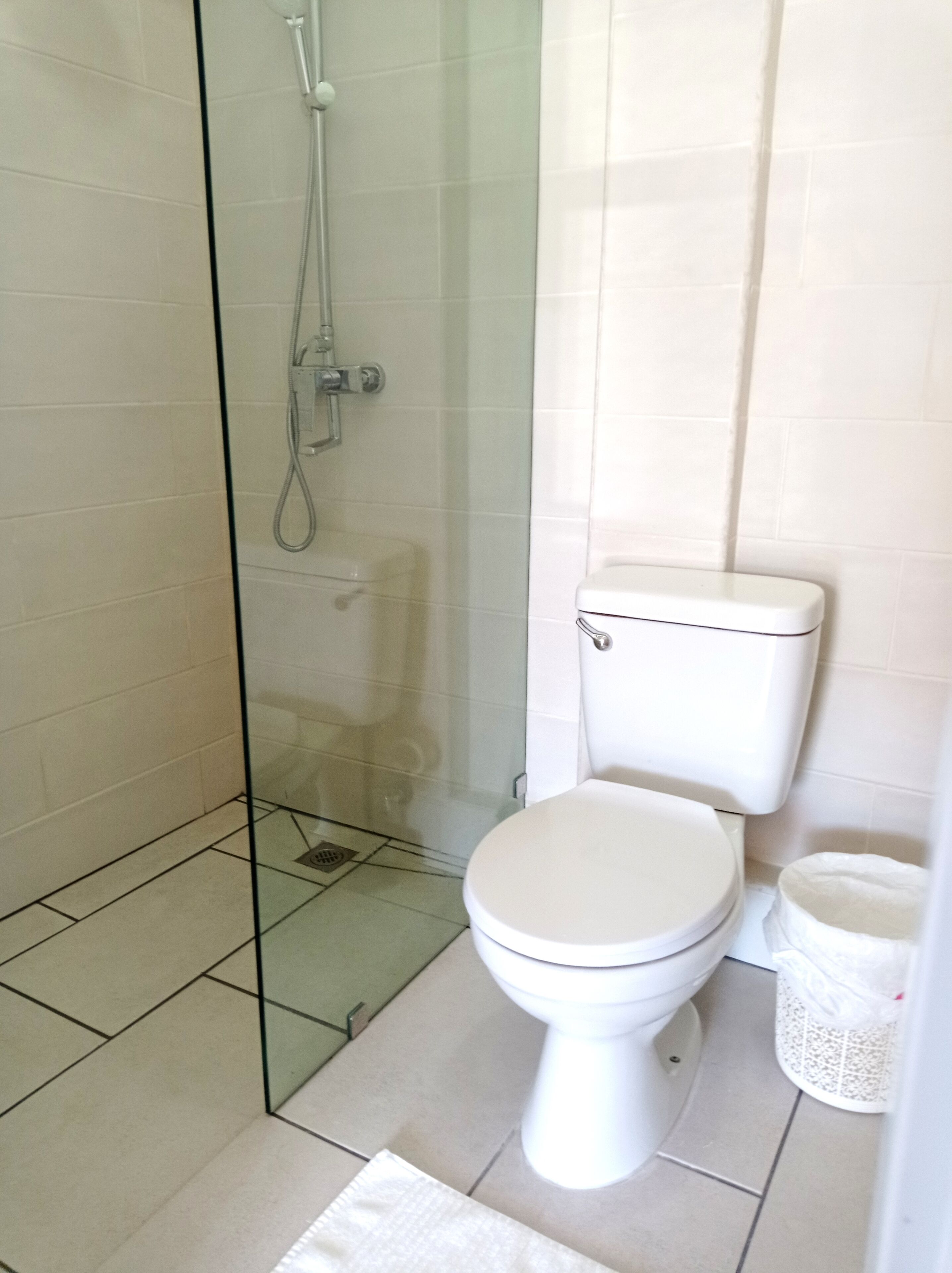 shower, rainfall showerhead, free toiletries, towels