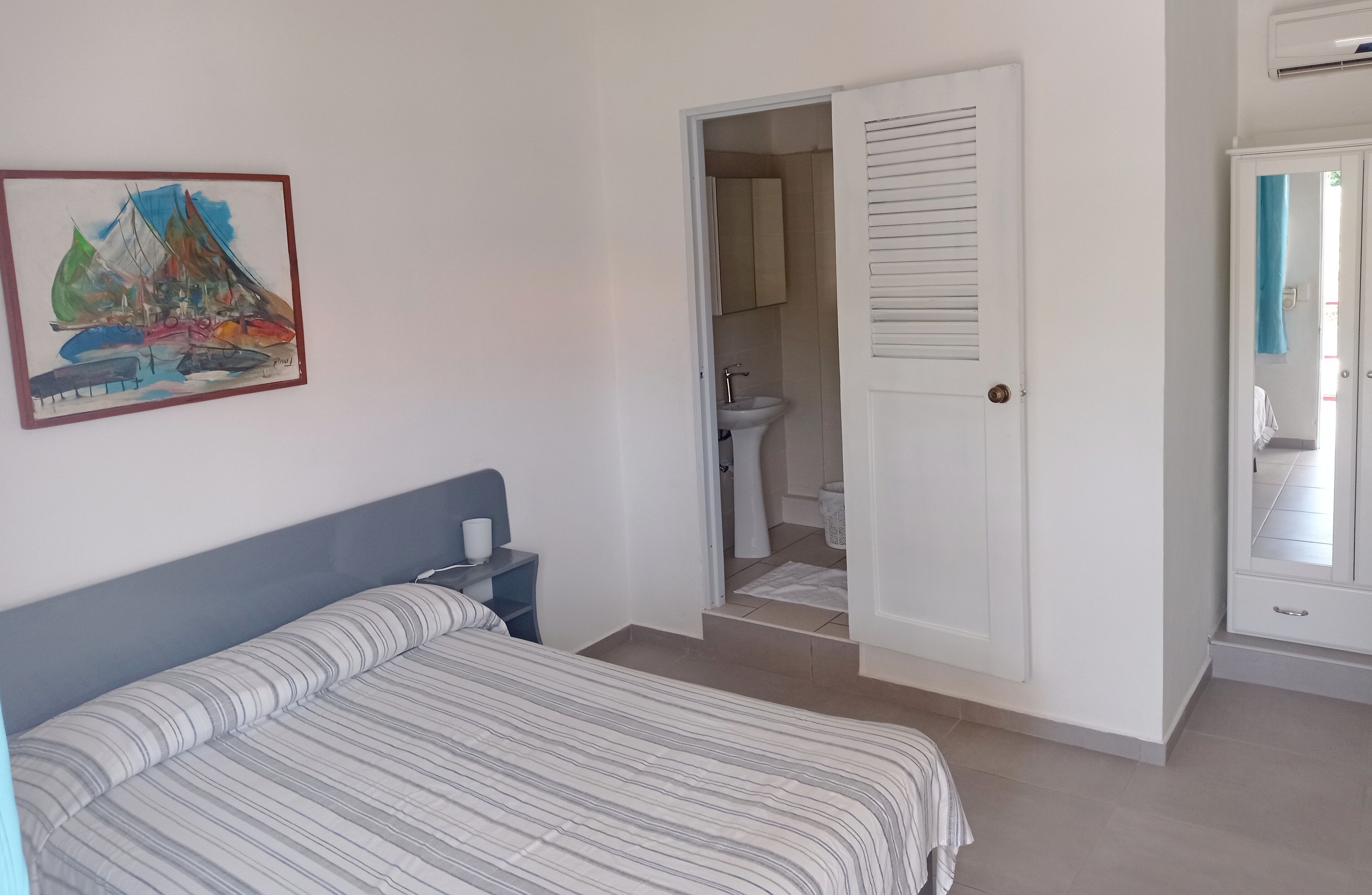 in-room safe, desk, laptop workspace, blackout curtains