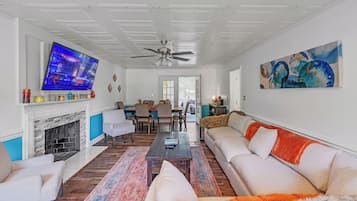 Televisión de pantalla plana, Netflix y reproductor de DVD