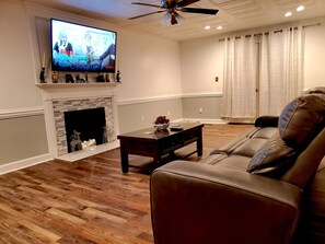 House | Living area - Kernersville Hot Tub  Pool  Arcade Gym Wifi Coffee (Kernersville)