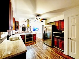 独立别墅 | 私人厨房 | 大冰箱、微波炉、烤箱、炉灶