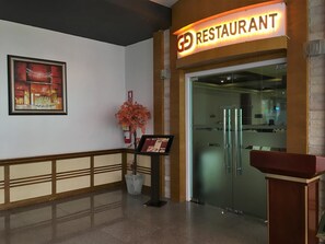 Phục vụ bữa sáng, bữa trưa và bữa tối 