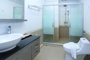 シャワー、バスアメニティ (無料)、ヘアドライヤー、スリッパ