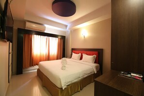 Connecting Room | セーフティボックス (室内)、デスク、アイロン / アイロン台、ベッドシーツ