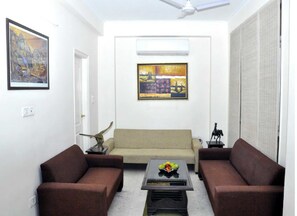 Lobby sitting area - Mehra Residency at the Airport (New Delhi)