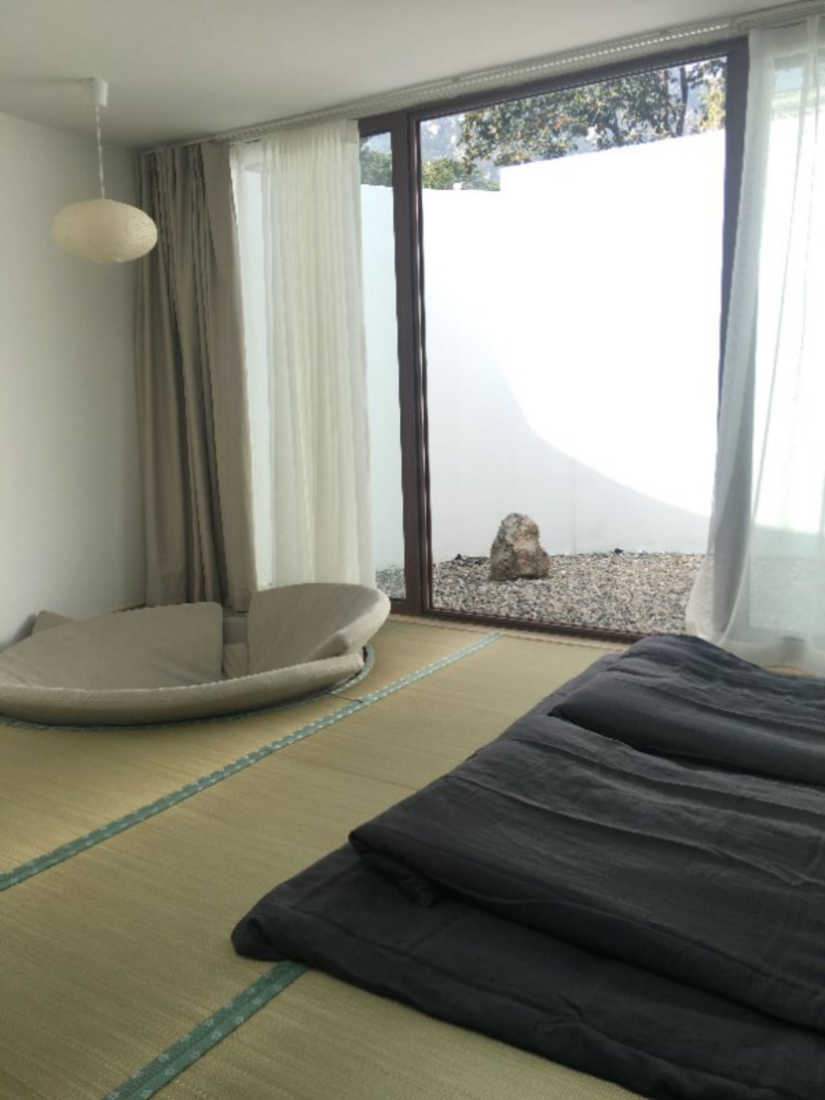 Meja kerja, tirai kedap cahaya, dan Wi-Fi gratis