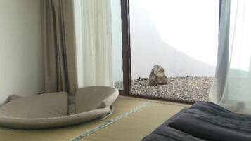 Meja kerja, tirai kedap cahaya, dan Wi-Fi gratis