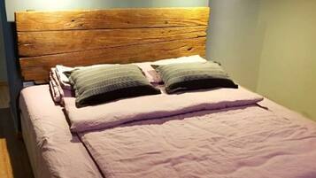 Meja kerja, tirai kedap cahaya, dan Wi-Fi gratis