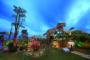 Két bảo mật tại phòng, bàn, màn/rèm cản sáng, bàn ủi/dụng cụ ủi quần áo 