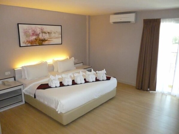 In-room safe, desk, blackout curtains, iron/ironing board - Vouk Village (Sadao)