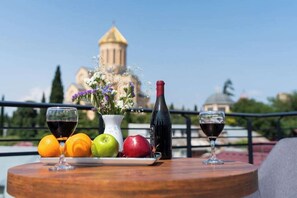 Outdoor dining - Link Hotel Tbilisi (Tbilisi)