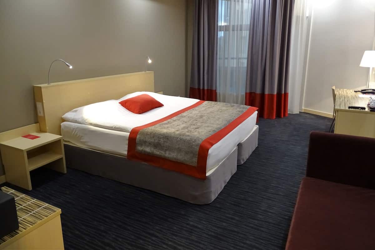Zimmer, 1 King-Bett, Nichtraucher | Allergikerbettwaren, Minibar, Zimmersafe, Schreibtisch