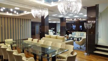 Suíte presidencial, várias camas, para não fumantes | Área de estar | TV de plasma