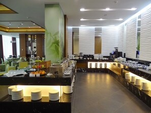 Café da manhã com buffet todos os dias mediante uma taxa