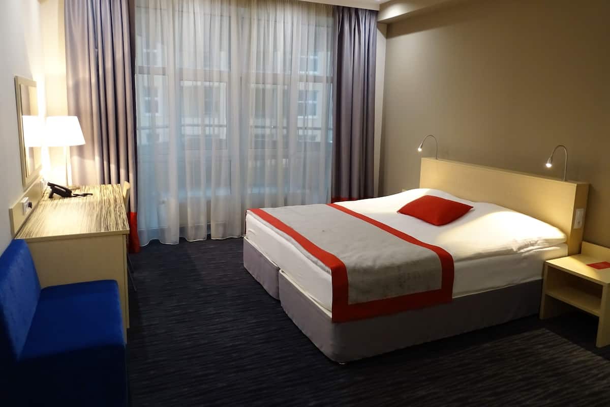Allergikerbettwaren, Minibar, Zimmersafe, Schreibtisch