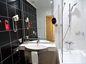Dusche, kostenlose Toilettenartikel, Haartrockner, Handtücher