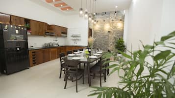 Luxury Villa, Non Smoking | In-room dining