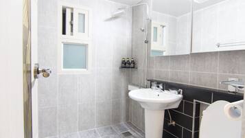 Family House, 3 Bedrooms | Bathroom shower