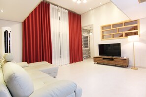 Maison Familiale, 3 chambres | Salle de séjour | Télévision à écran plat
