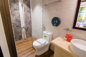 Kamar Keluarga | Kamar mandi | Shower, perlengkapan mandi gratis, sandal, dan kloset