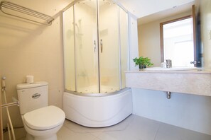 Phòng Superior | Phòng tắm | Buồng tắm vòi sen, đồ dùng nhà tắm miễn phí, khăn tắm 