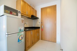 Superior Room | Desk, free WiFi, bed sheets - RedDoorz Plus near SECC D7 (Ho Chi Minh City)