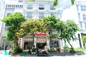 Exterior - RedDoorz Plus near SECC D7 (Ho Chi Minh City)
