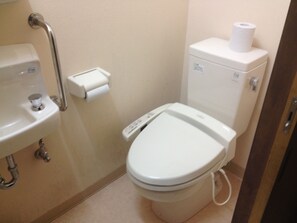 ของใช้ในห้องน้ำฟรี, ไดร์เป่าผม, รองเท้าสวมภายในห้อง