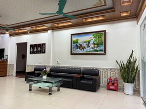 43-inch flat-screen TV with cable channels, TV - Family Transit 2 Hotel (Hanoi)