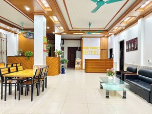 Serveert ontbijt, lunch, diner, lokale gerechten 