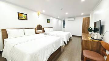 Signature Quadruple Room, 2 Queen Beds | Minibar, individually decorated, individually furnished, desk