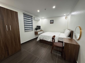 Quarto casal com design assinado | Camas Select Comfort, frigobar, individualmente decorados