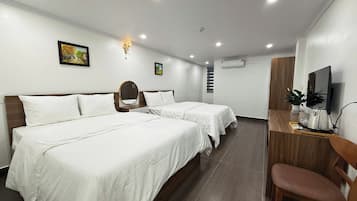 Signature Quadruple Room, 2 Queen Beds | Minibar, individually decorated, individually furnished, desk