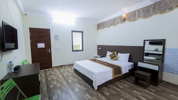 Signature Double Room | Living room | 43-inch flat-screen TV with cable channels, TV